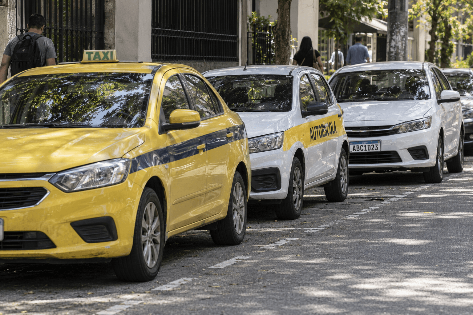 Veículos de categorias diferentes estacionados na rua, representando as cores das placas