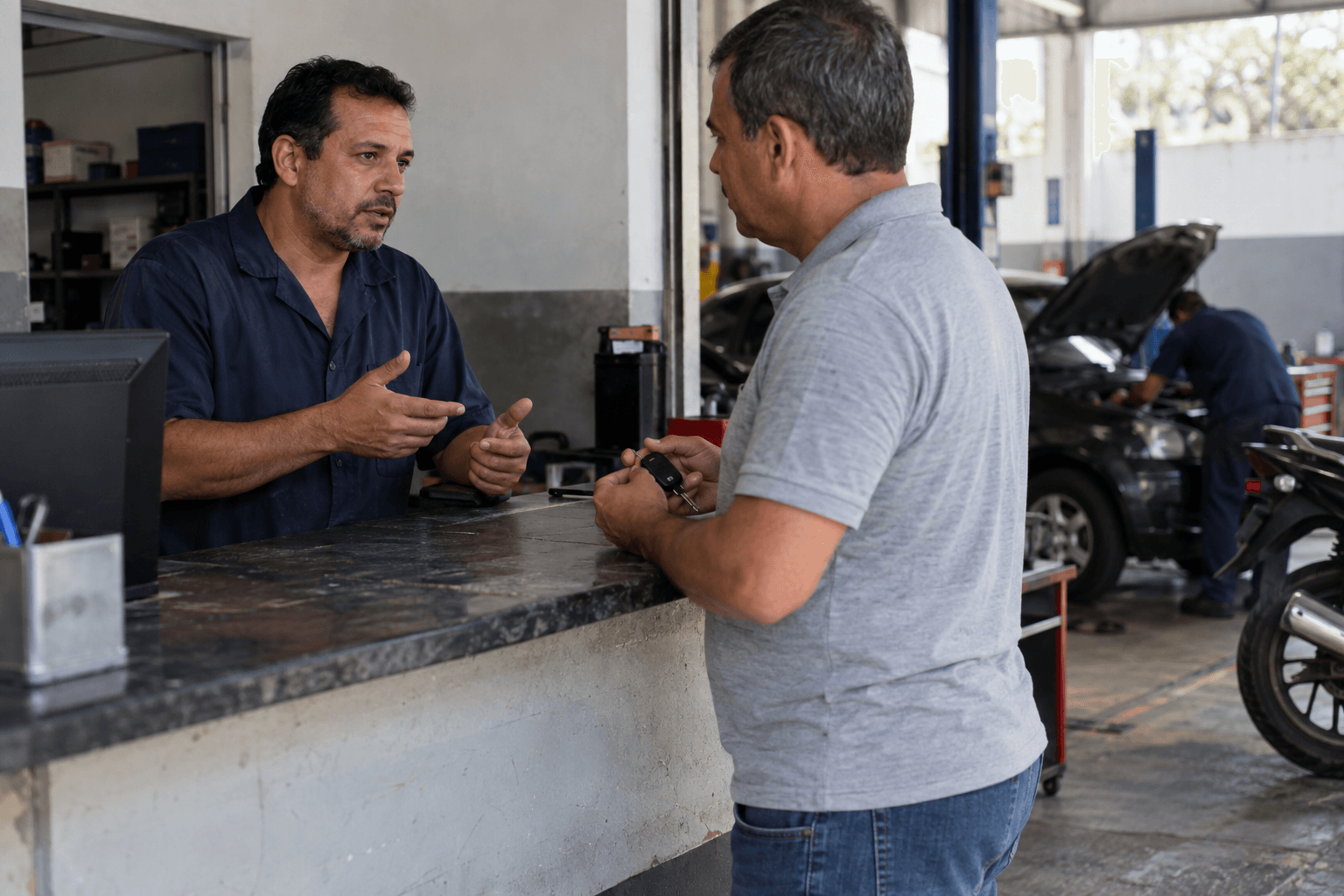Atendente explica os custos do emplacamento a um motorista no balcão da estampadora